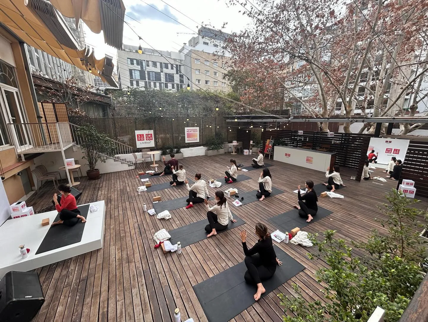 Classe de ioga d'INNER by Lau en un esdeveniment privat per a Uniqlo en una terrassa de Barcelona